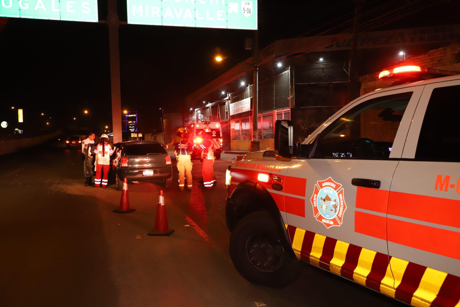 $!Auto choca contra poste en paso superior de El Conchi, en Mazatlán