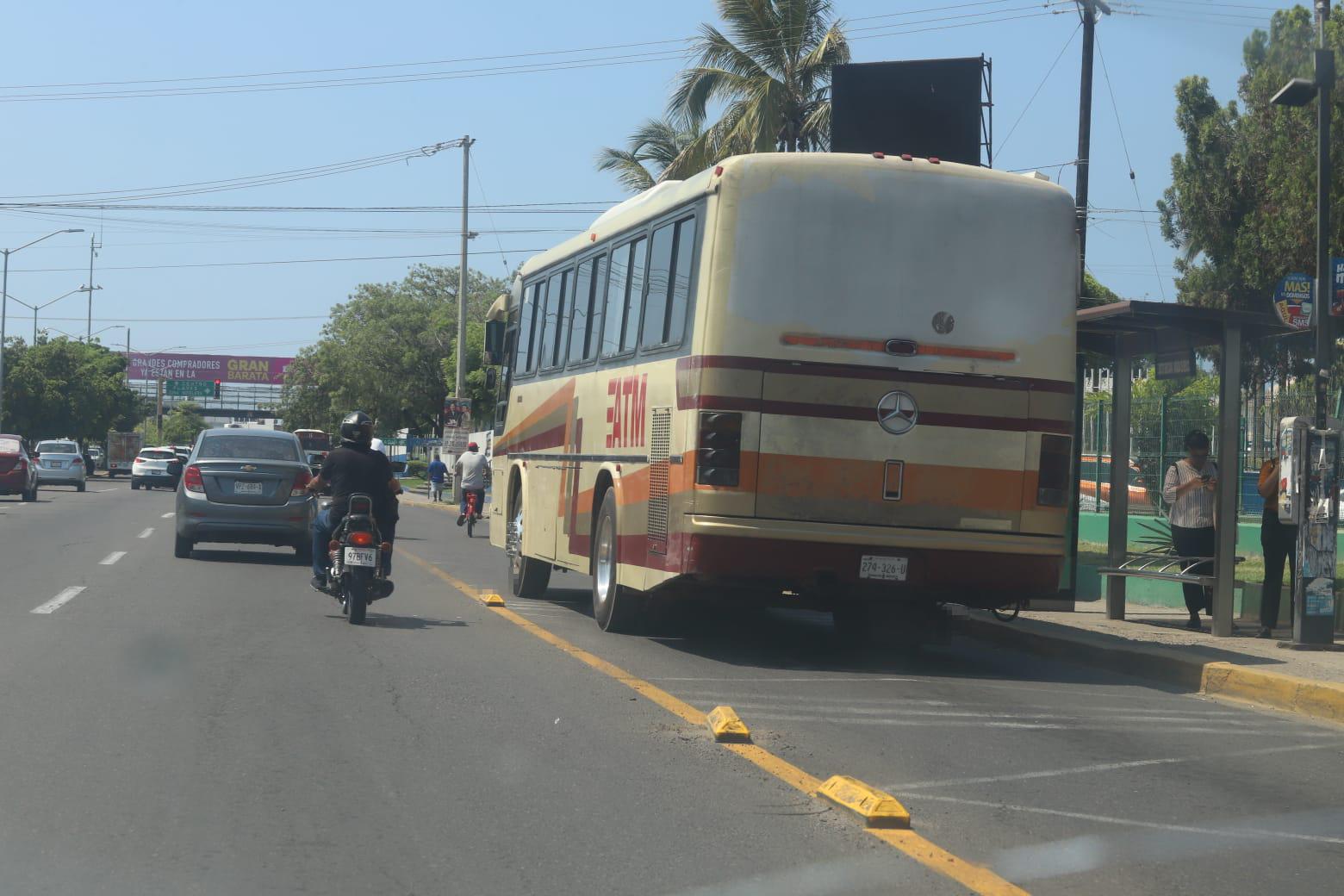 $!Transporte público aún comparte Carril Preferencial con autos particulares