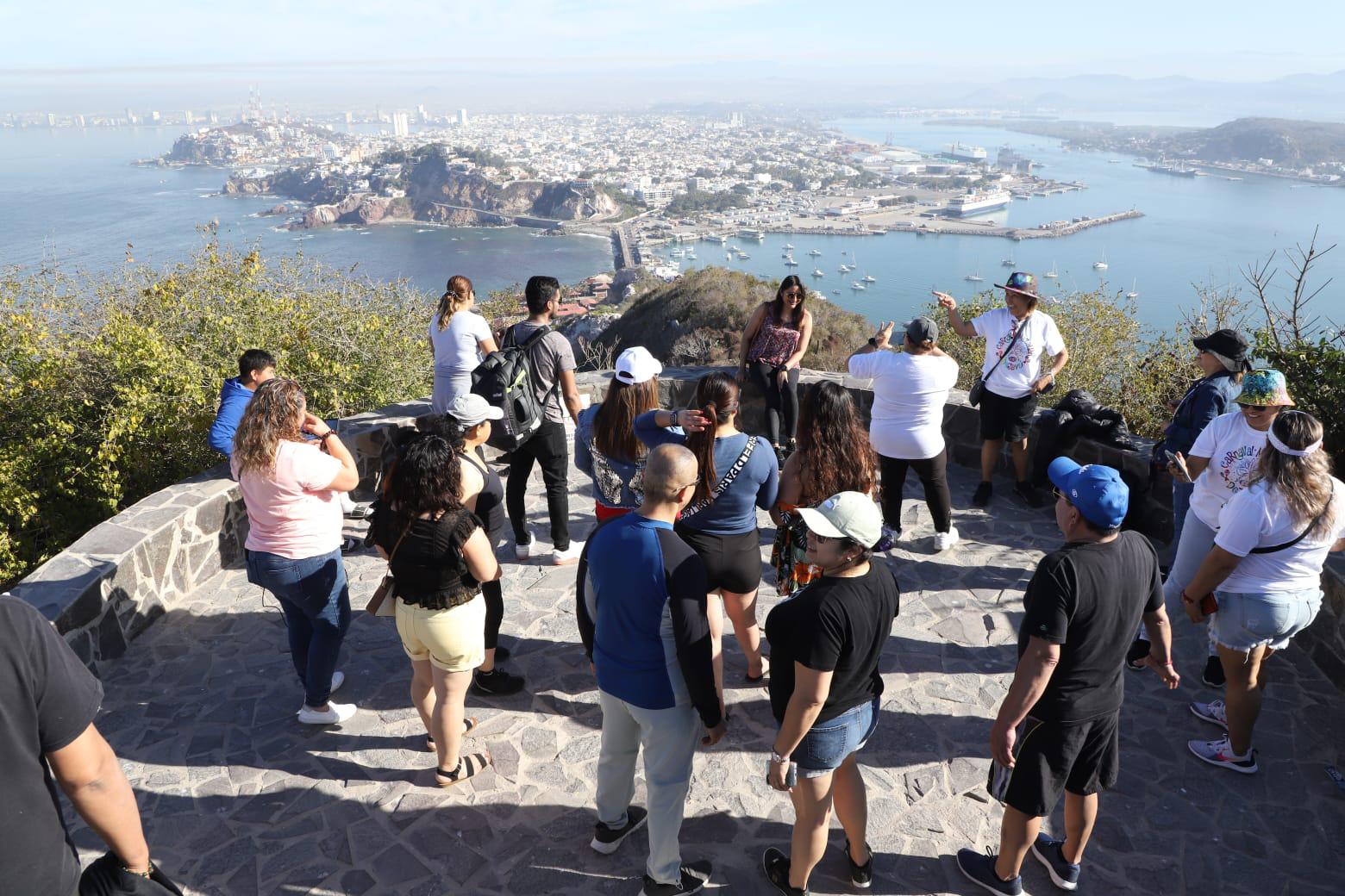 $!Carnaval atrae a cientos de visitantes al faro de Mazatlán