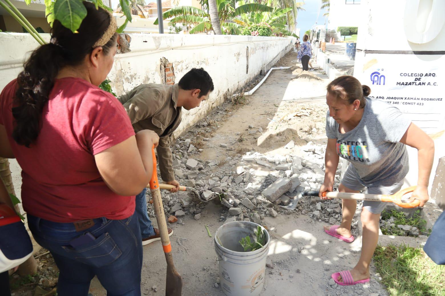 $!Vecinos de Sábalo Cerritos derrumban barda colocada por torre de condominios; piden se respete su derecho de acceso a la playa