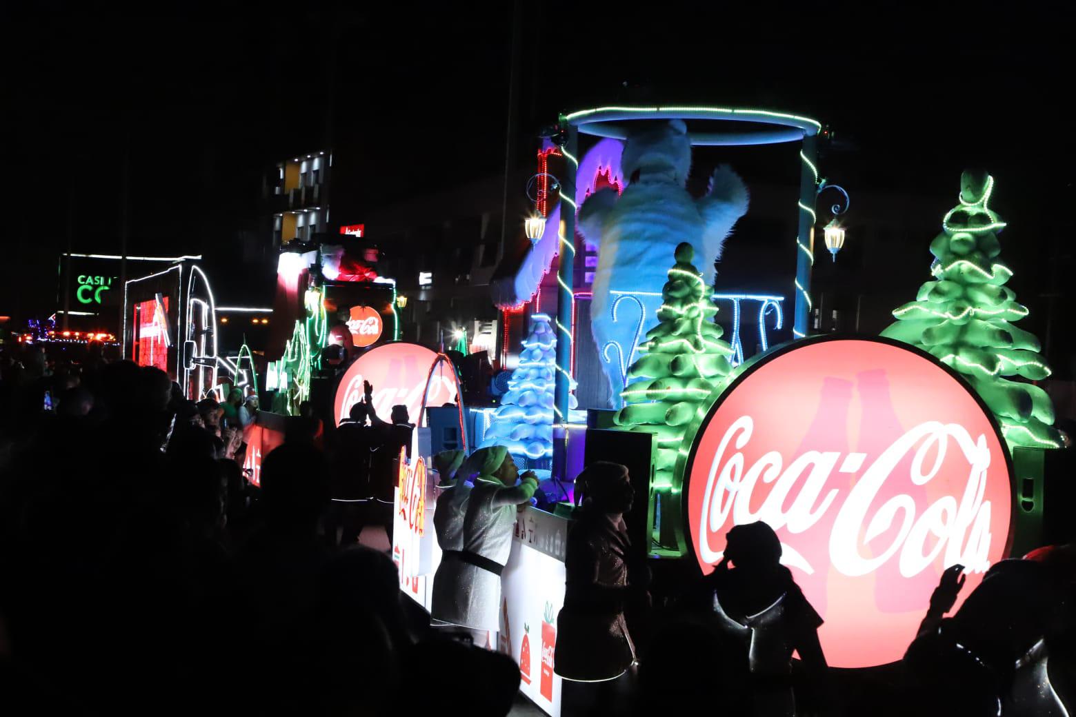 Más de 25 mil personas disfrutan del desfile navideño Coca Cola en Mazatlán