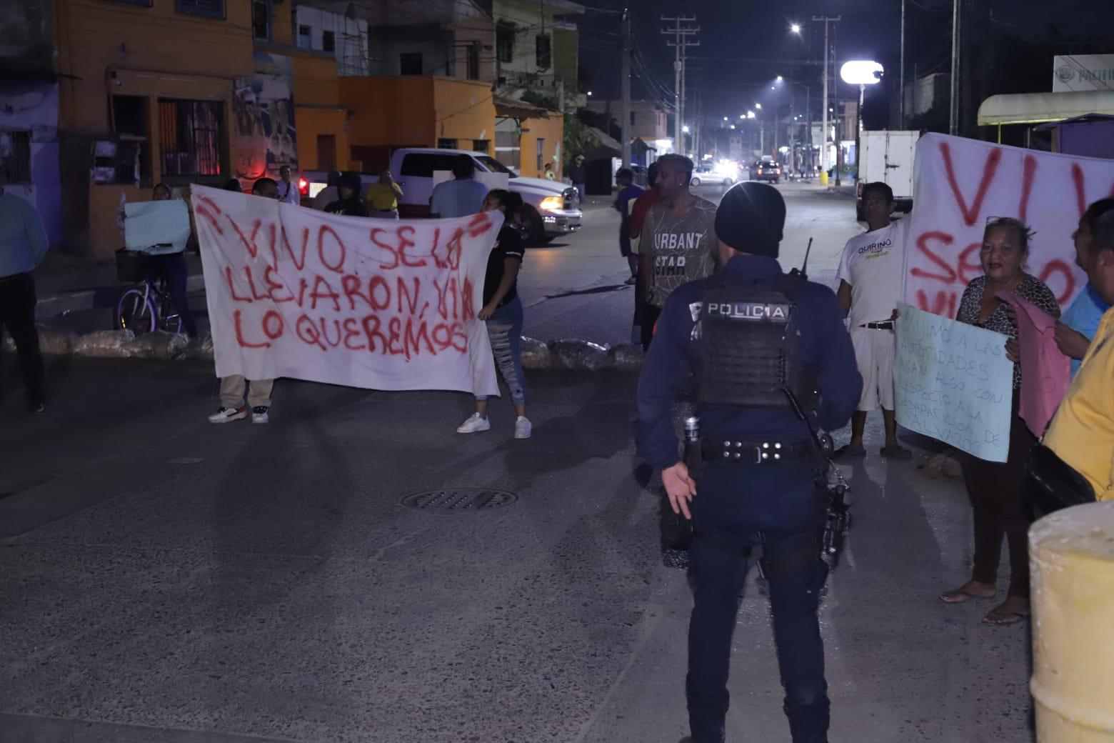 $!Bloquean avenida Pino Suárez en Mazatlán por desaparición de empresario