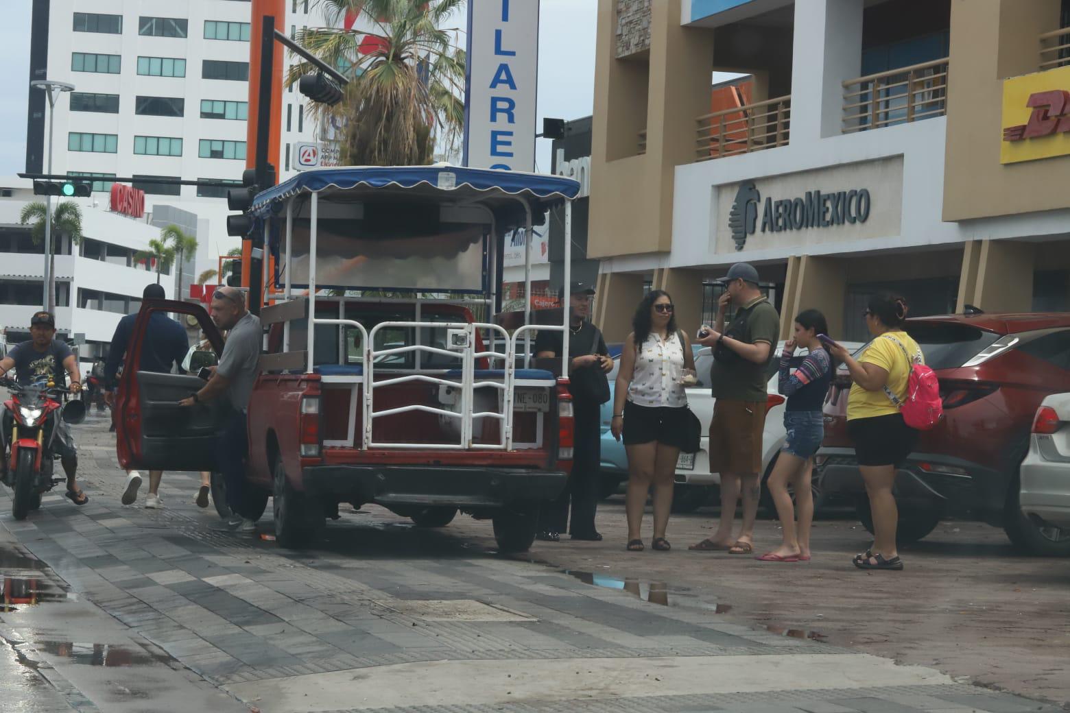 $!Turistas salen a disfrutar de Mazatlán después de las fuertes lluvias