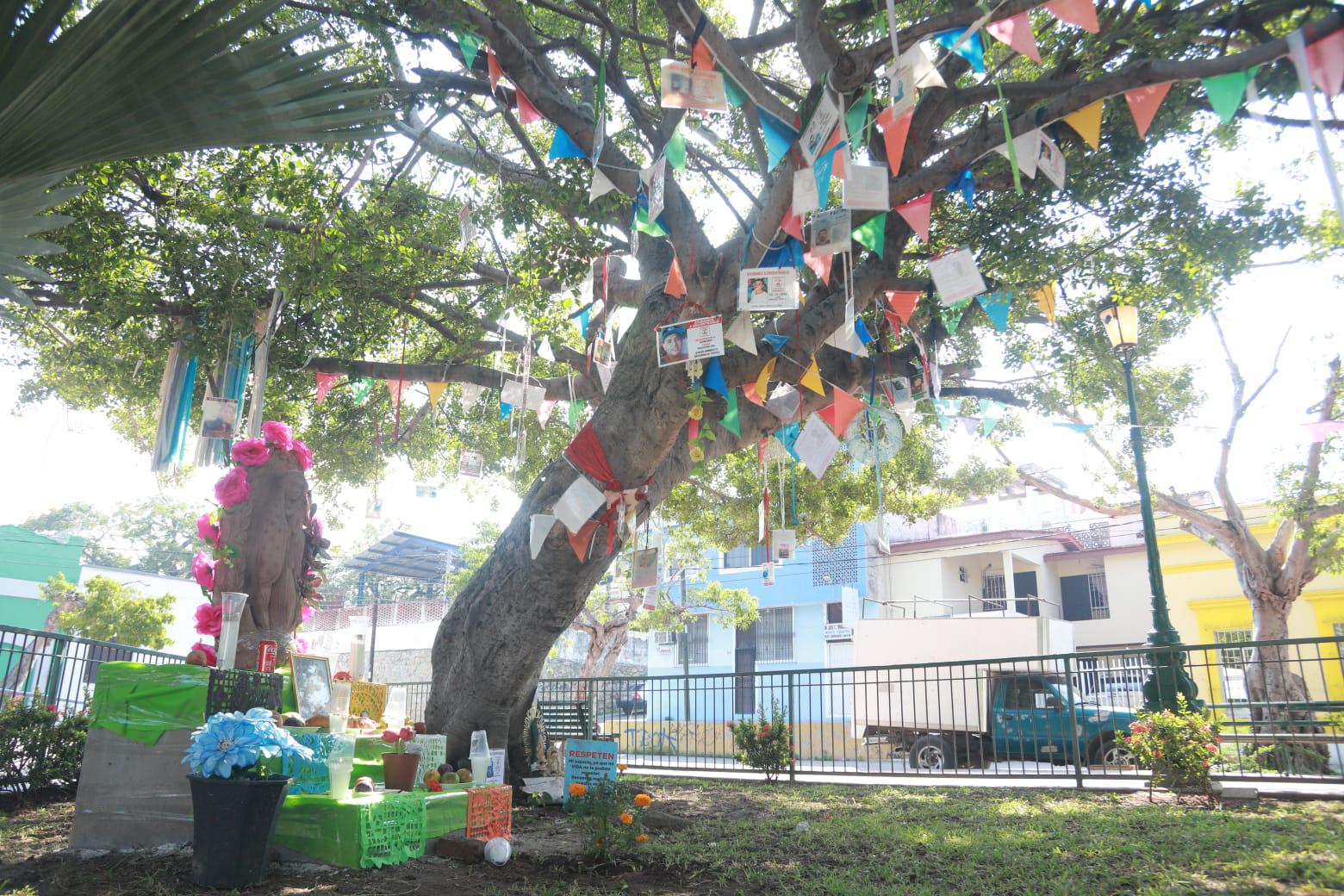 $!Madres rastreadoras de Mazatlán colocan ofrenda a hijos desaparecidos