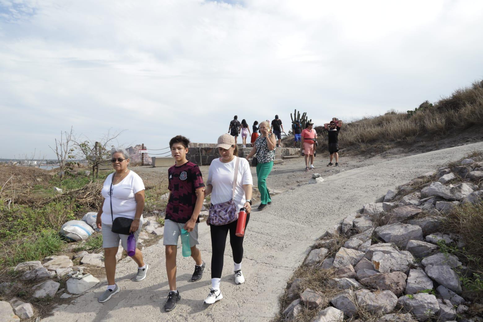 $!Mazatlecos y turistas aprovechan el clima frío para subir al Faro