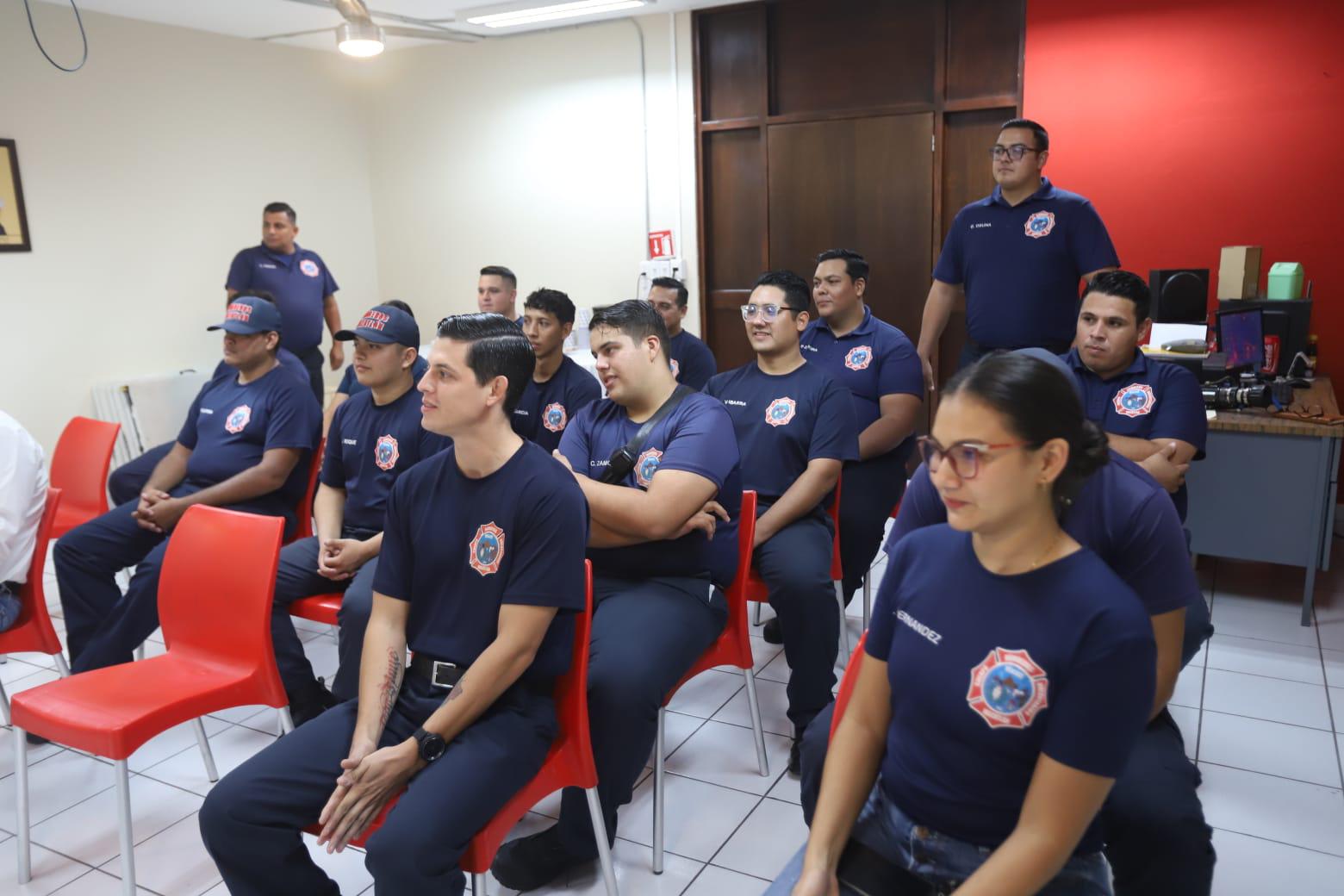 $!Firma Bomberos Voluntarios de Mazatlán convenio con gimnasio en beneficio del personal