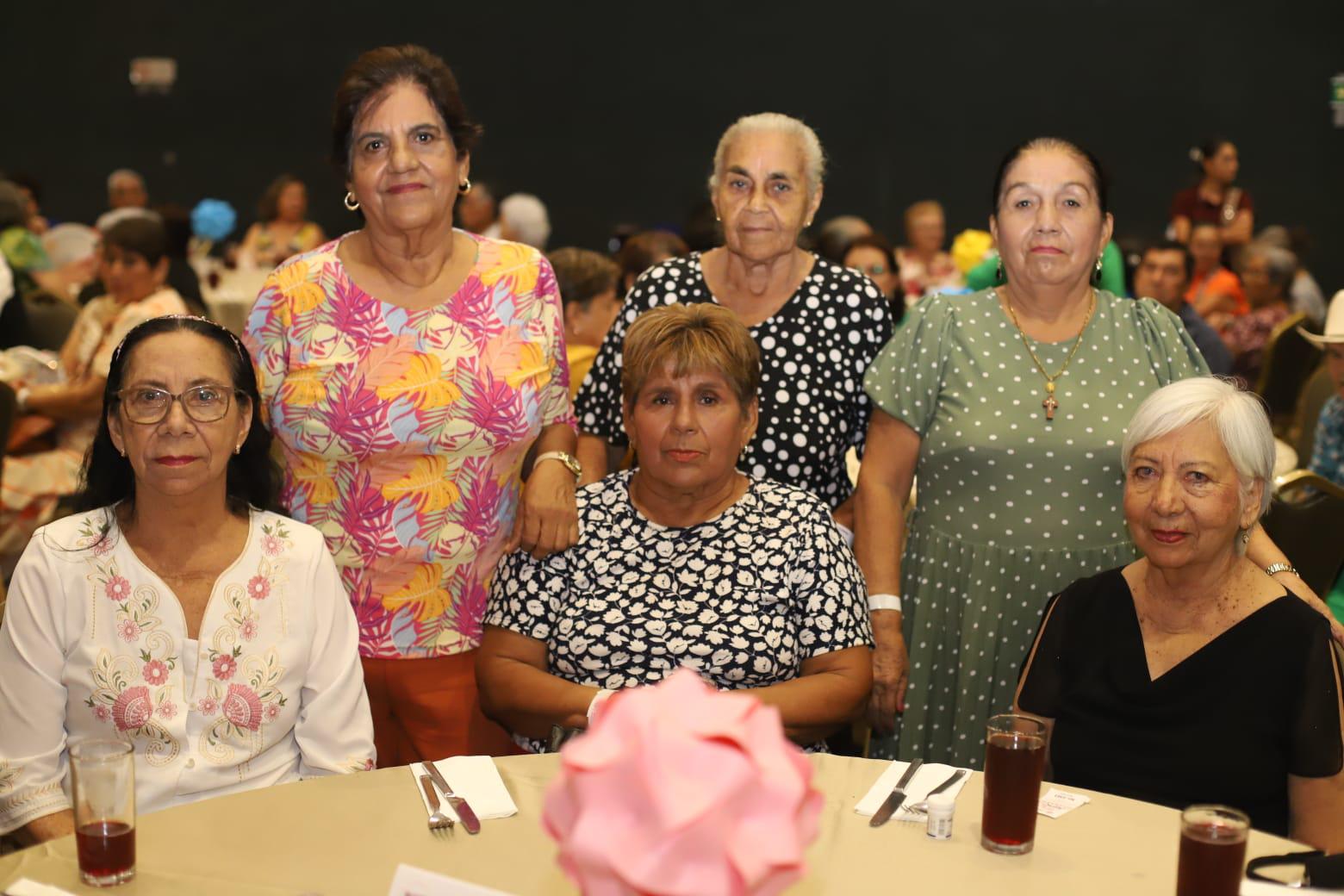 $!Julieta Arámburo, Esther Bastidas y Asunción Tonchiz. Sentadas, Guadalupe Tirado, Tomasa Angelo y María Yolanda García.