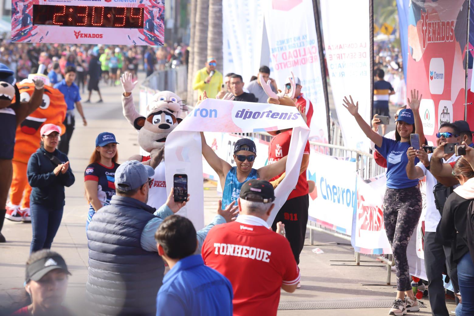 $!Gerardo Zárate recibe ayuda del cielo para ganar el Maratón Pacífico