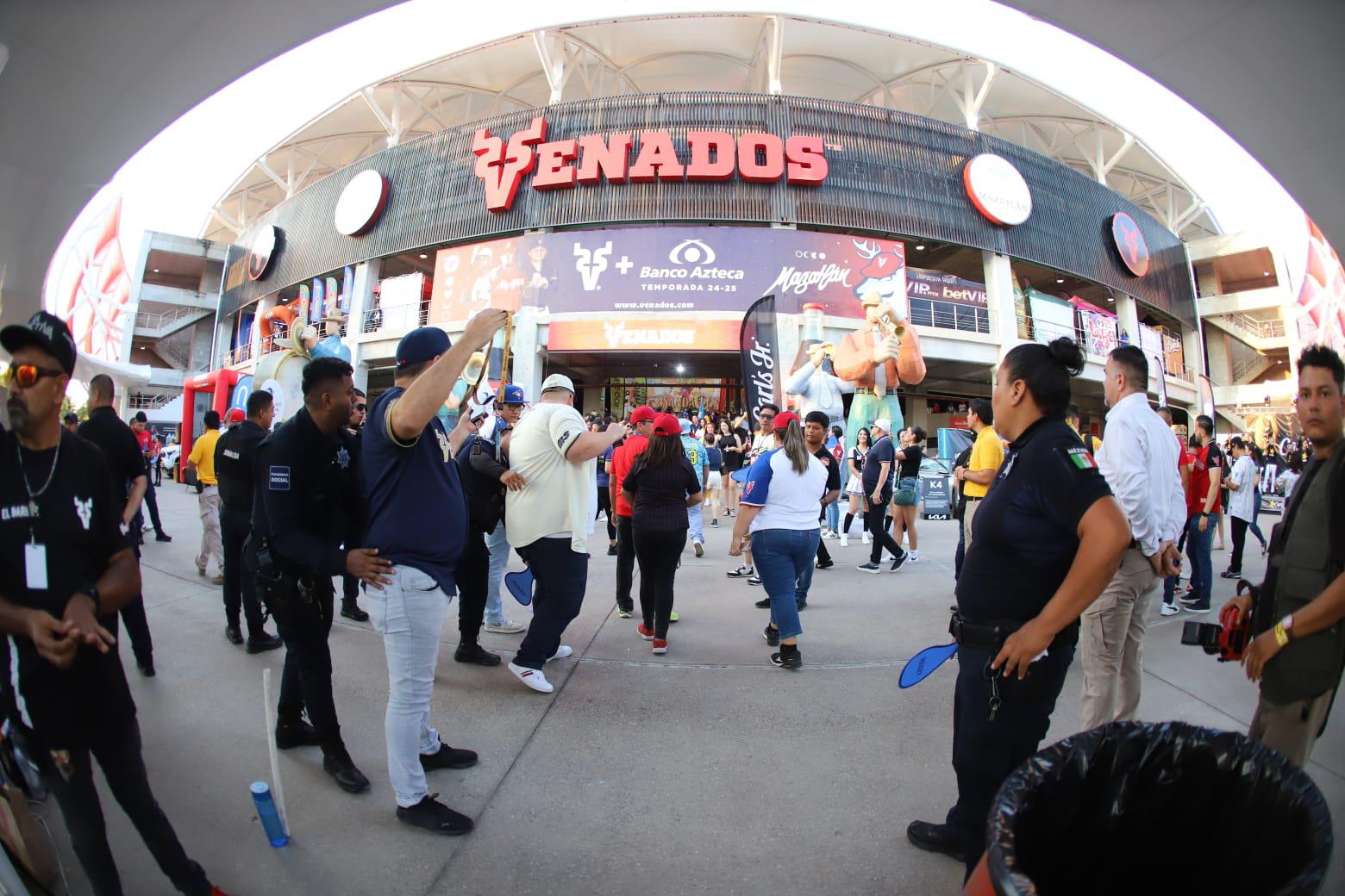 $!Viven la fiesta del beisbol en el estadio Teodoro Mariscal