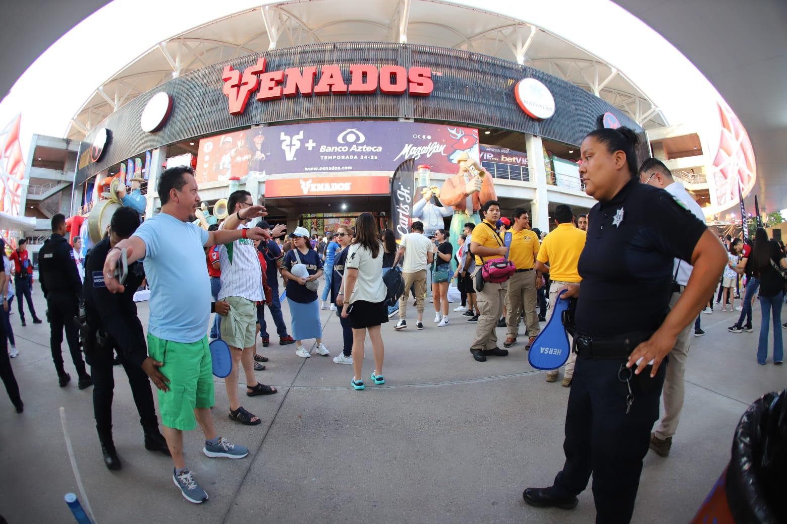 $!Cientos de aficionados comienzan a ingresar al Estadio Teodoro Mariscal