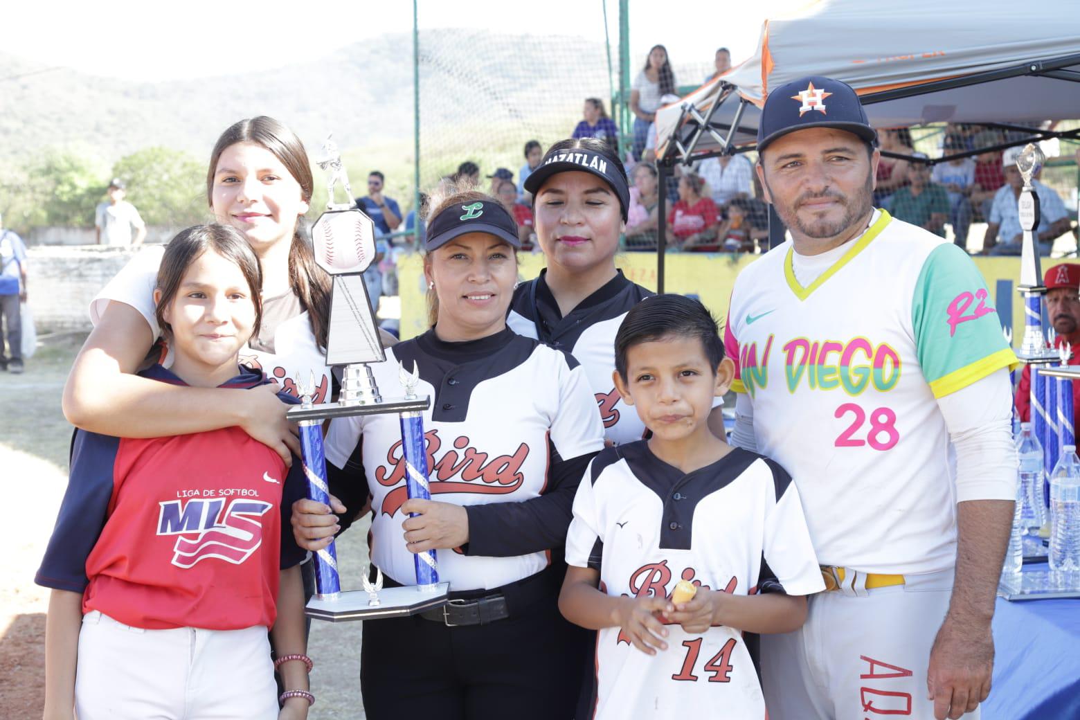 $!Rinden múltiples homenajes en Liga de Beisbol del Chololos