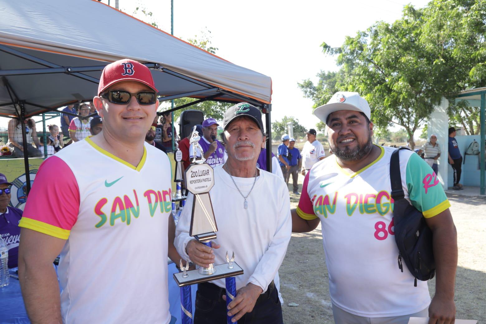 $!Rinden múltiples homenajes en Liga de Beisbol del Chololos