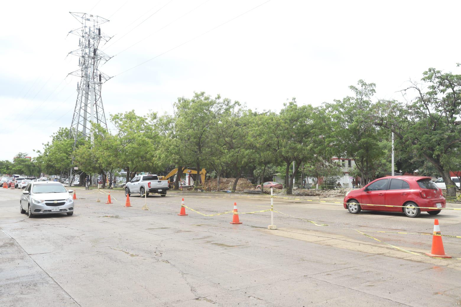 $!Conductores se topan con vialidad cerrada en Avenida Las Torres este jueves