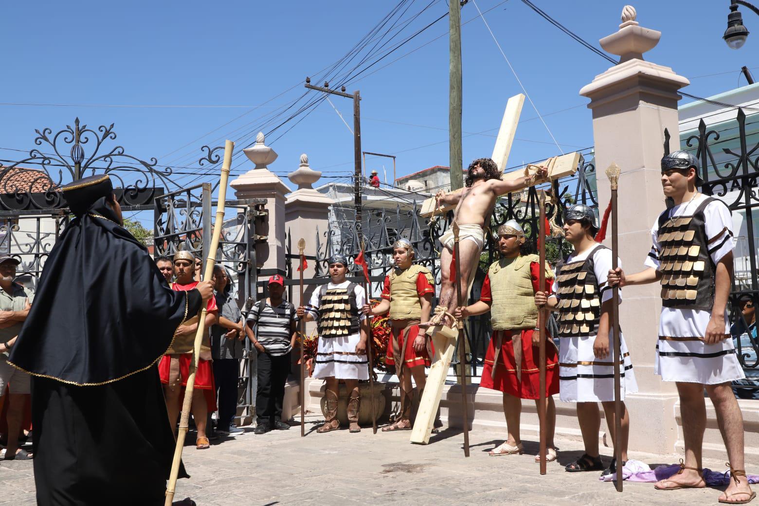 $!Escenifican el Viacrucis en el atrio de la Catedral de Mazatlán