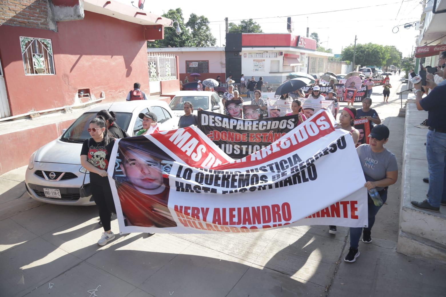 $!‘Estamos hartas’; gritan mamás de dos jóvenes desaparecidos en Mazatlán; bloquean ambos sentidos del Libramiento Colosio