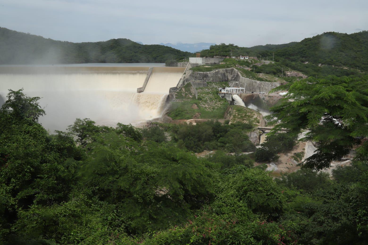 $!Presa Picachos luce con fuerte caudal; está al 105.01% de su capacidad