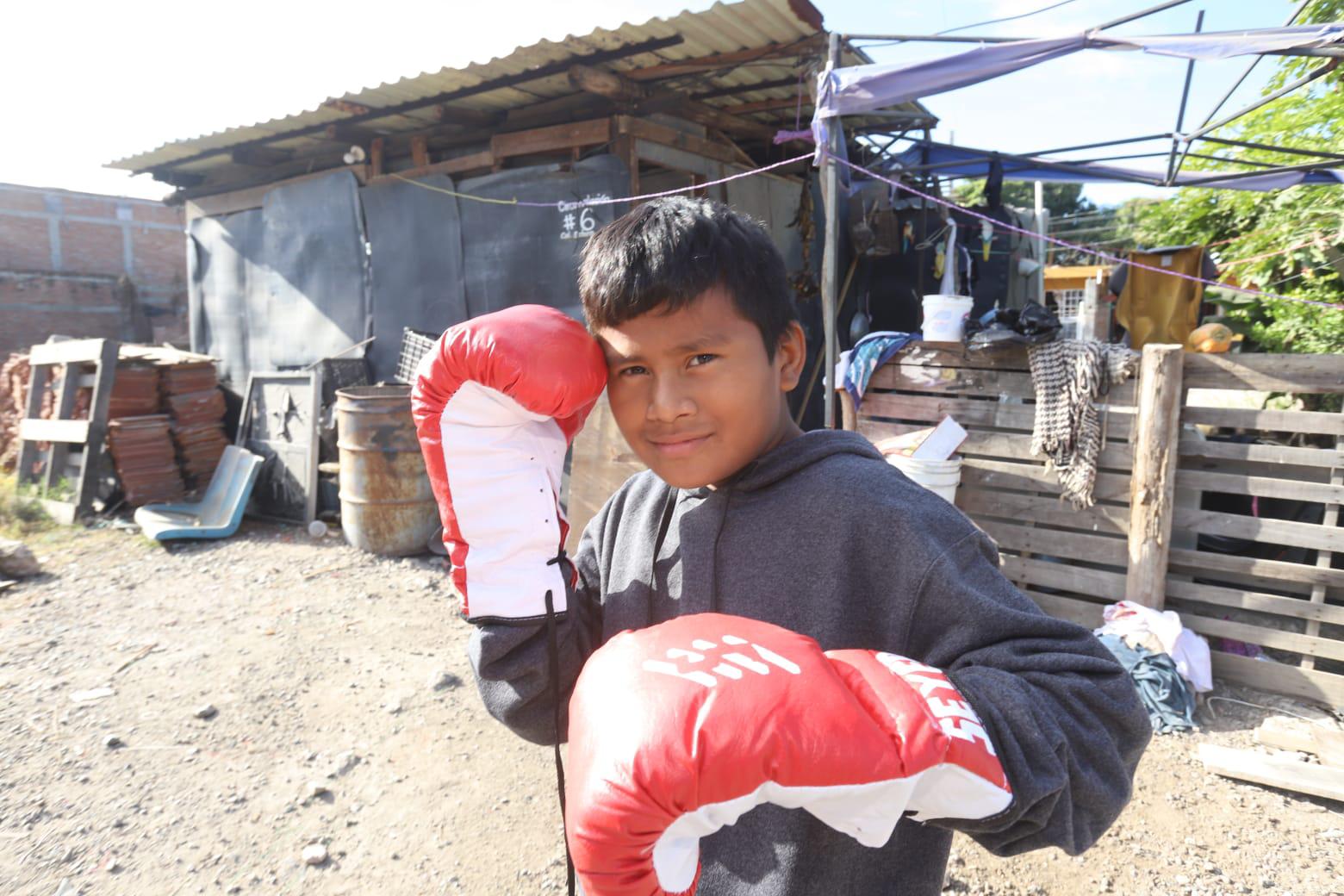 $!David ya podrá entrenar con los guantes que recibió de los Reyes Magos