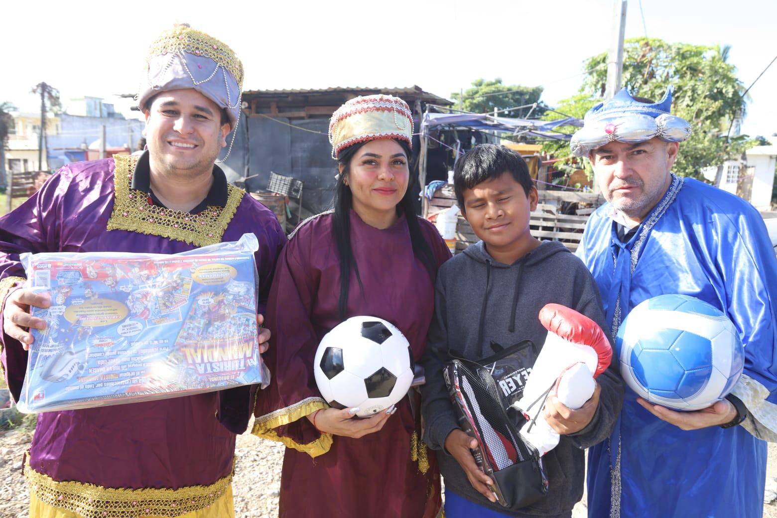 $!David ya podrá entrenar con los guantes que recibió de los Reyes Magos