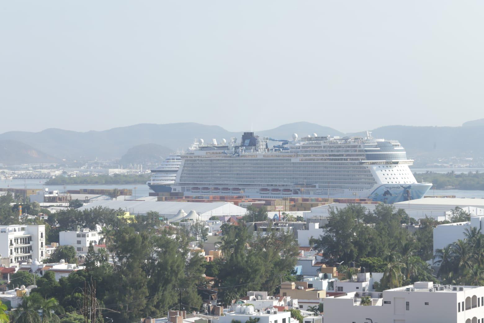 $!Arriban a Mazatlán dos cruceros turísticos con 8 mil 533 pasajeros y 3 mil 31 tripulantes