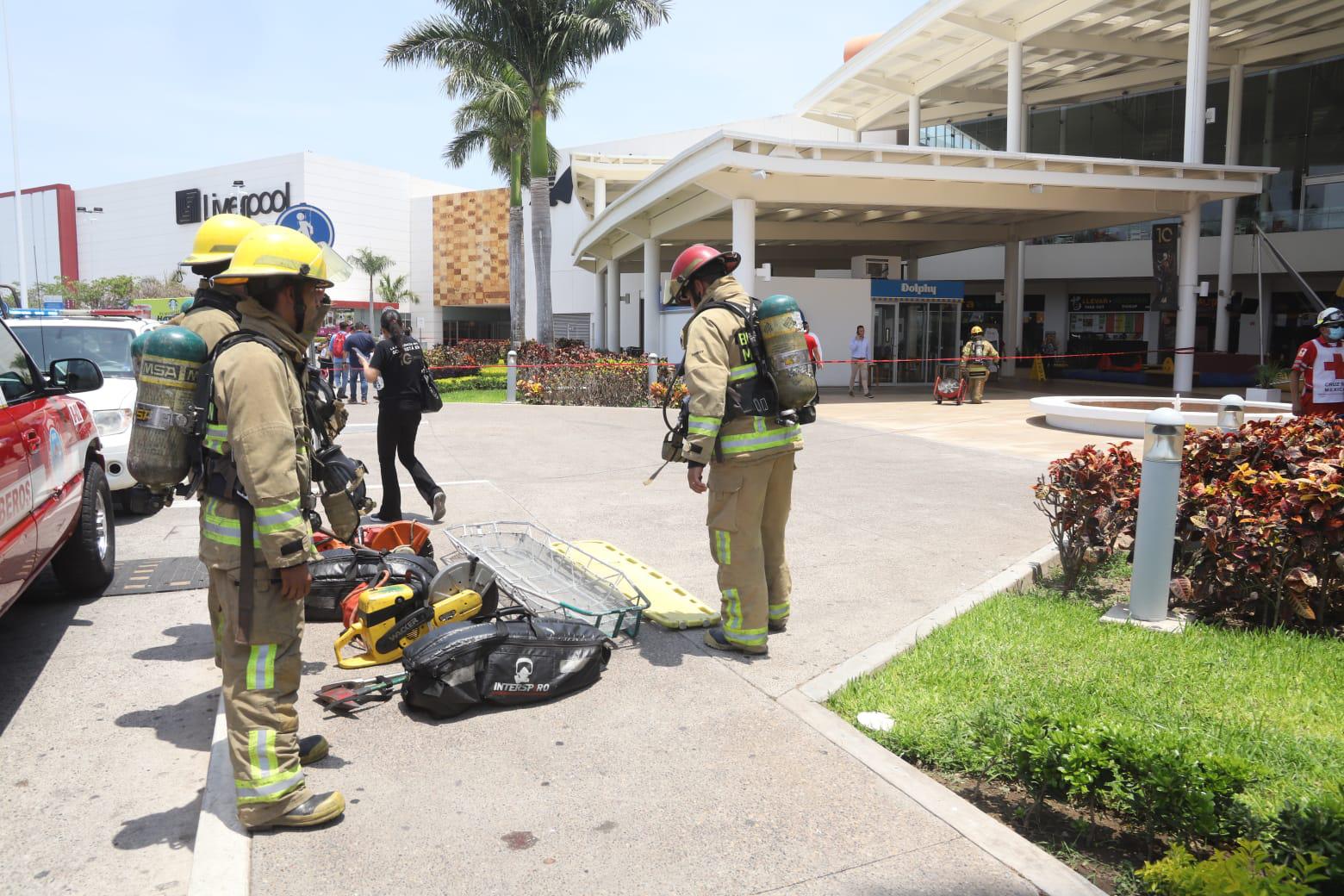 $!Evacuan Galerías Mazatlán tras incendio en área de comida