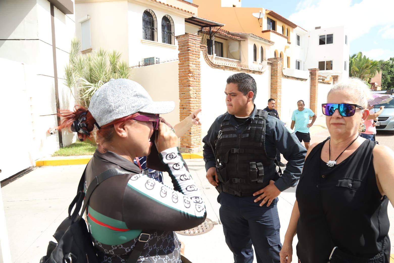 $!Vecinos de Sábalo Cerritos derrumban barda colocada por torre de condominios; piden se respete su derecho de acceso a la playa