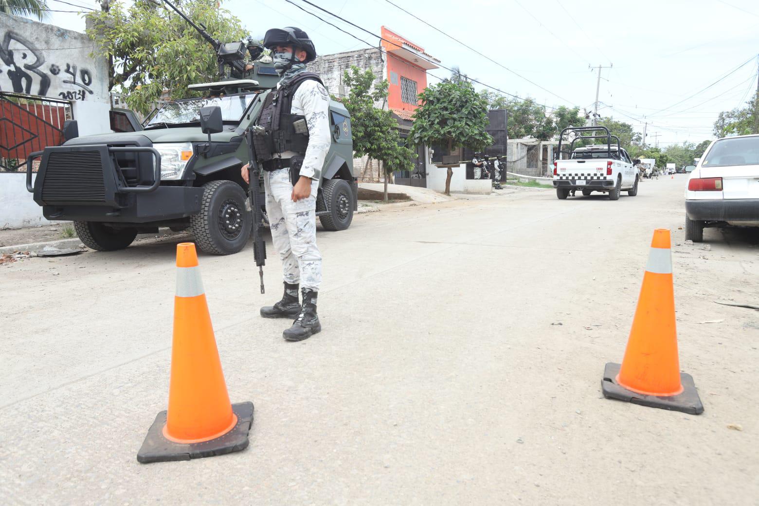 $!Fuerzas Federales aseguran toma clandestina de combustible en bodega de colonia Loma Atravesada en Mazatlán