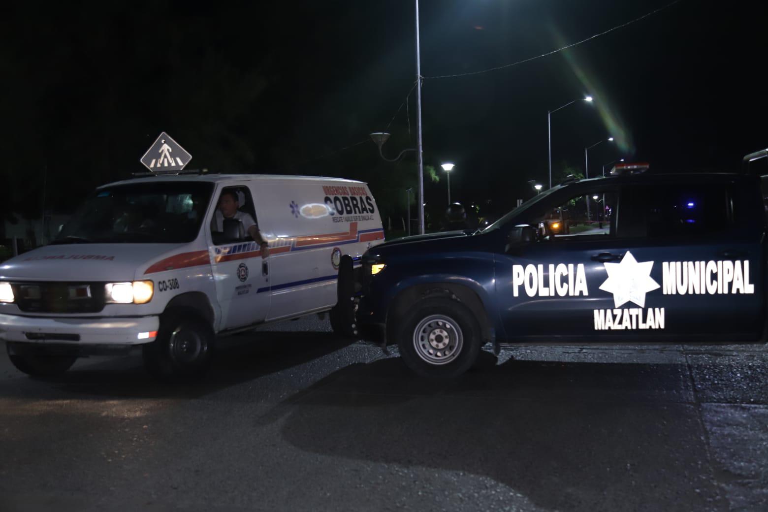 $!Queda Libramiento II con huellas del enfrentamiento: hay vehículos baleados; personas corren y se resguardan en plaza comercial