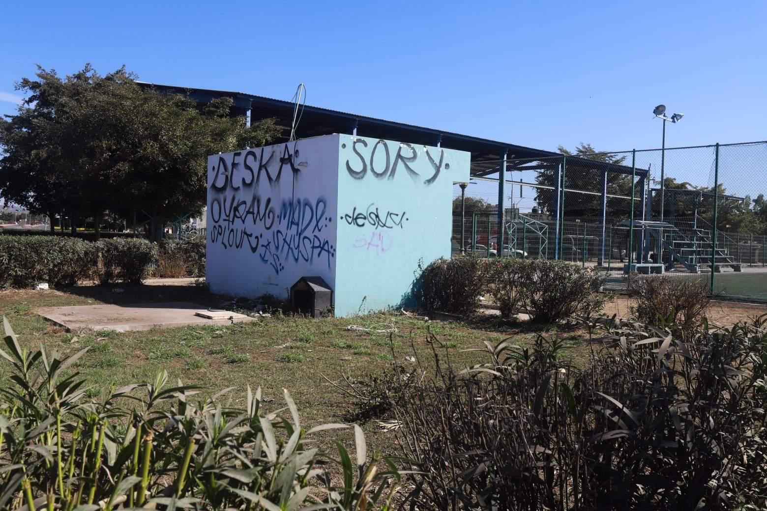 $!Rehabilitan el campo y parque deportivo en La Foresta; pero lluvia los deja encharcados