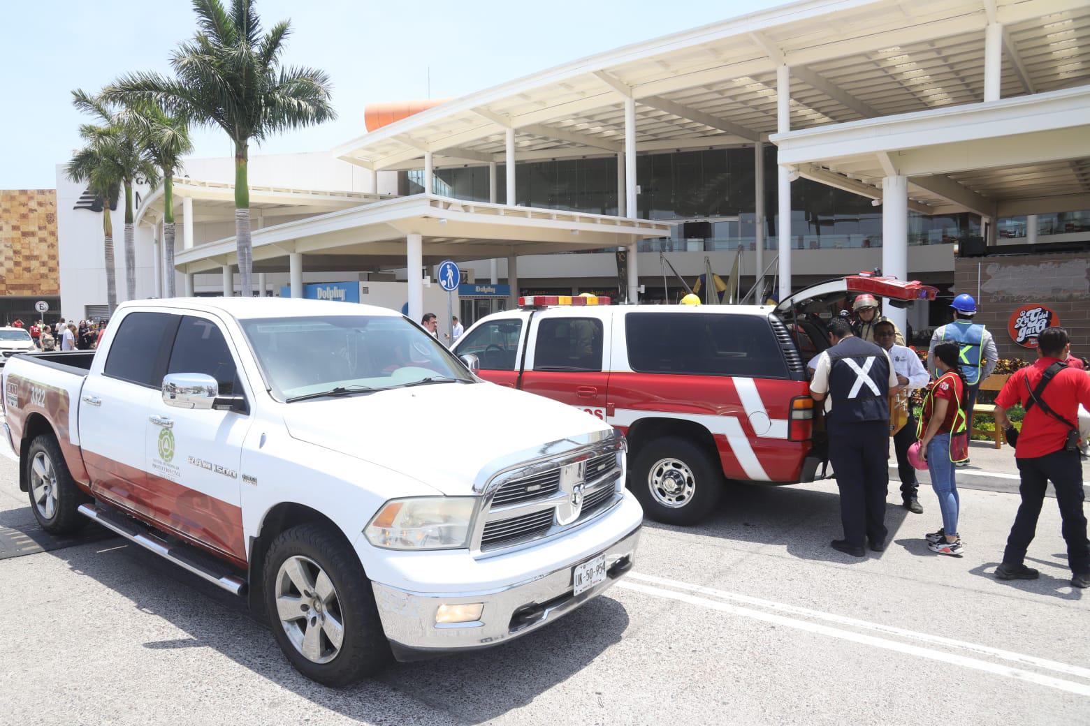 $!Evacuan Galerías Mazatlán tras incendio en área de comida