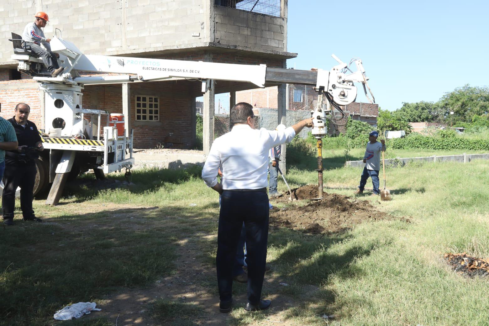 $!Introducen sistema de electrificación en la colonia Presas del Valle, al norte de Mazatlán