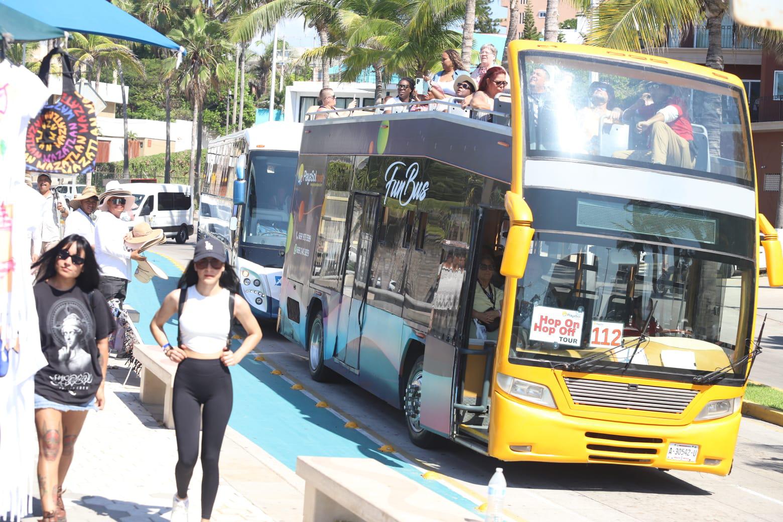 $!Por segundo día, llegan dos cruceros turísticos a Mazatlán, con 6 mil 478 pasajeros