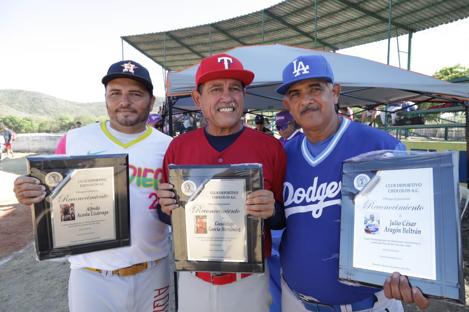 $!Rinden múltiples homenajes en Liga de Beisbol del Chololos