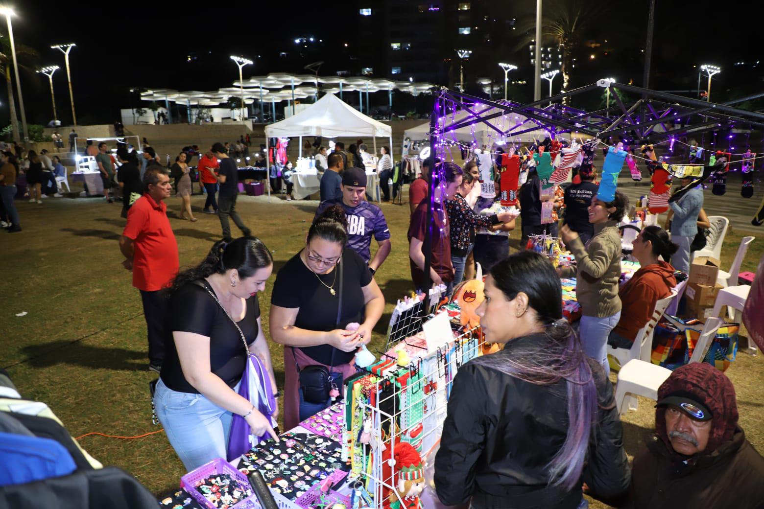 $!Realizan Bazar Navideño 79 emprendedores de Mazatlán