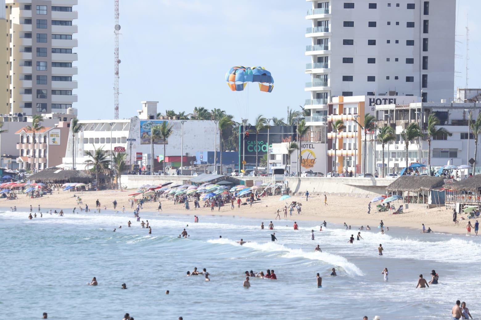 $!Registra Mazatlán playas llenas en el primer domingo del mes de agosto