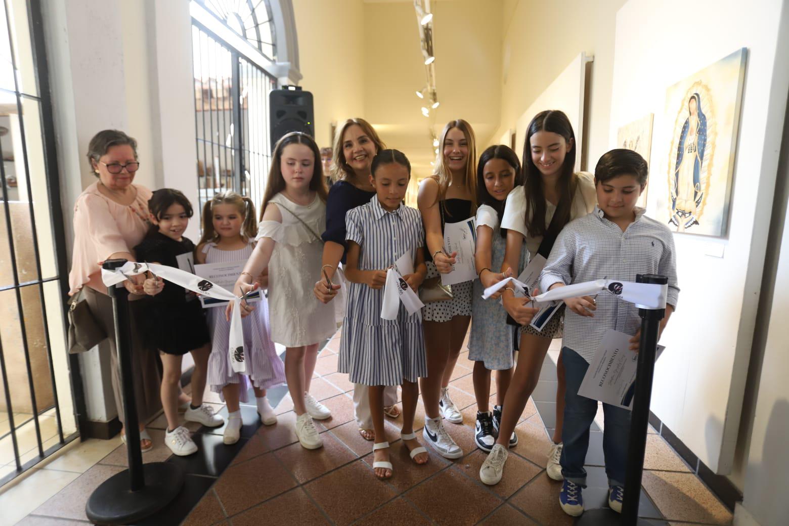 $!Los chicos junto a su profesora realizan el corte del listón.