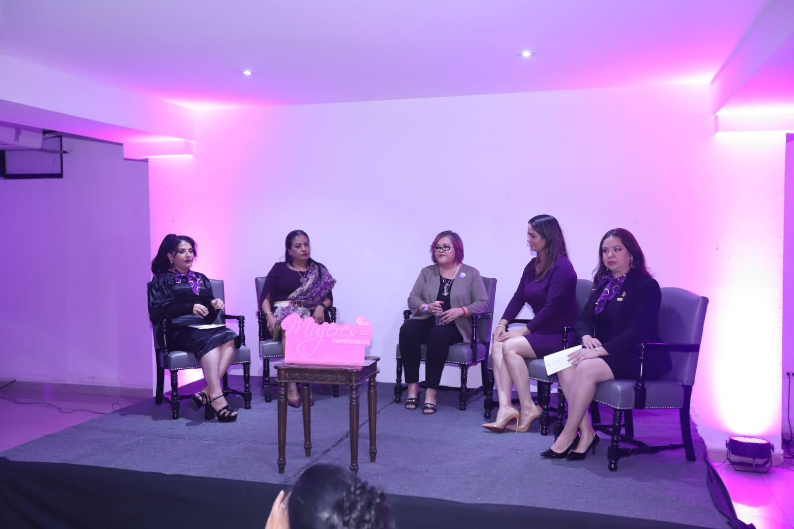 $!Comparten mujeres exitosas sus experiencias en panel ‘Mujer, vístete de poder y conquista’