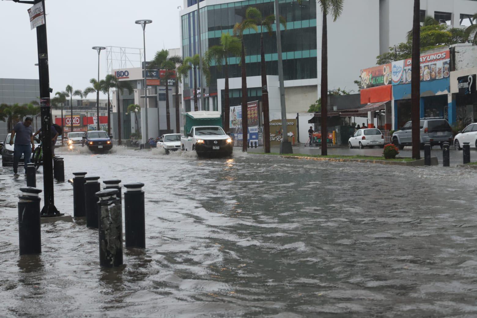 $!Fuertes inundaciones provocan caos vial y cierre de avenidas en Mazatlán