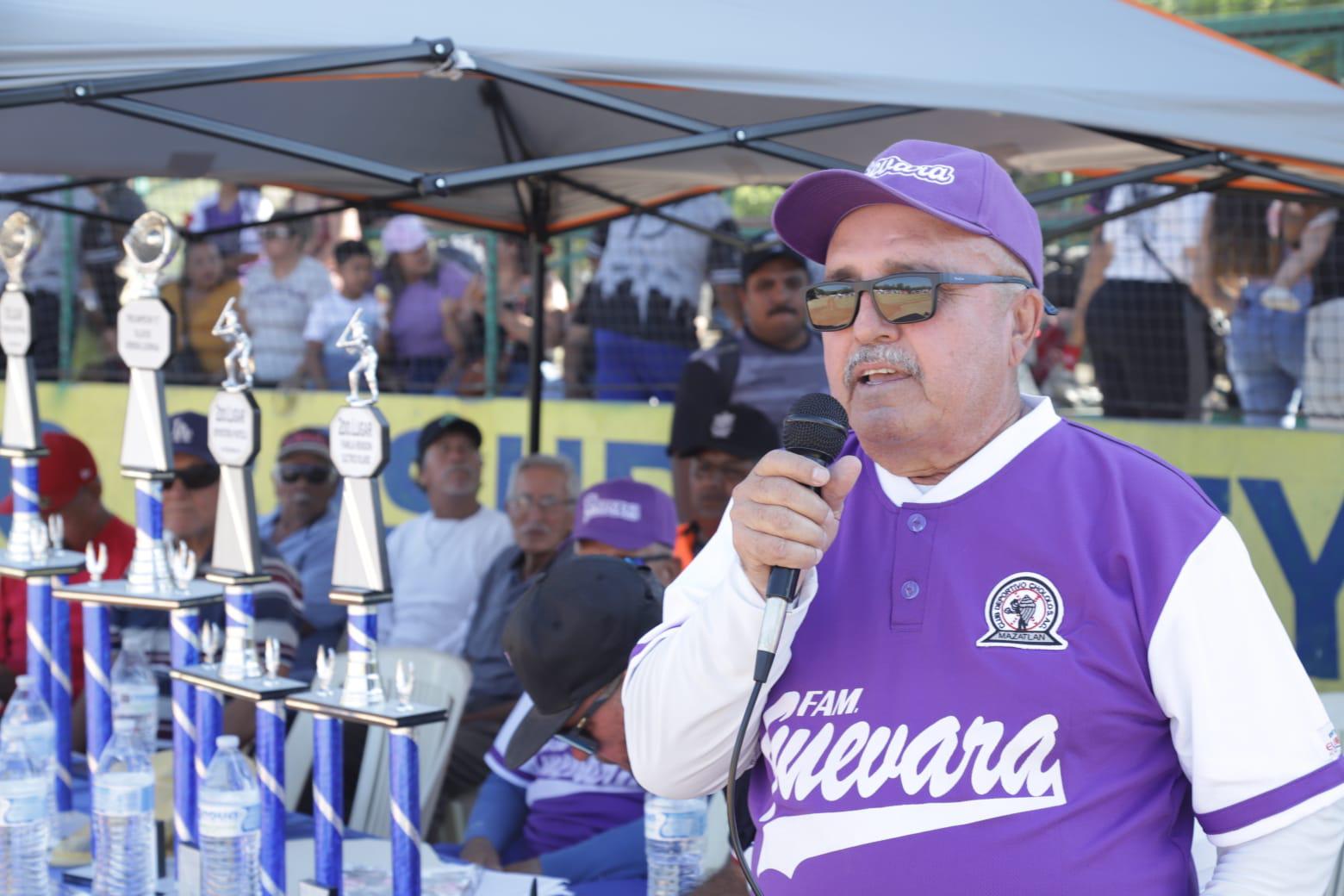 $!Rinden múltiples homenajes en Liga de Beisbol del Chololos