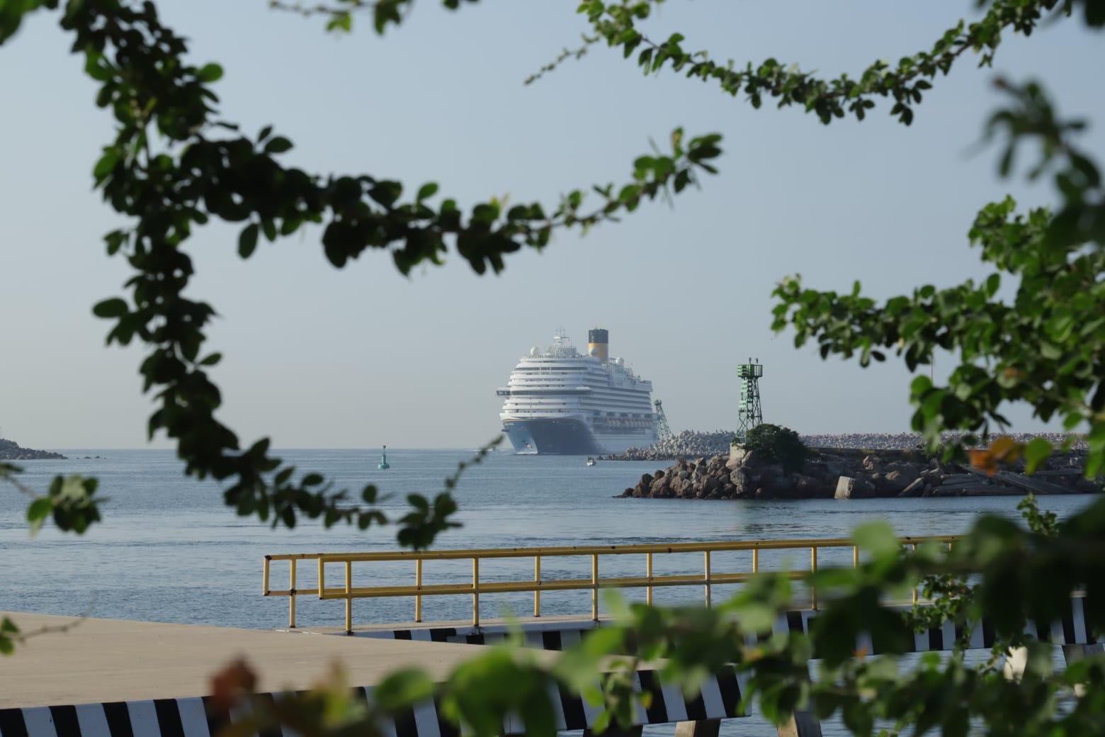 $!Arriban a Mazatlán dos cruceros turísticos con 8 mil 533 pasajeros y 3 mil 31 tripulantes