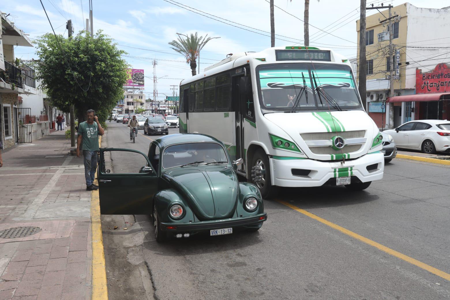 $!Acusan comerciantes en avenida Juan Carrasco acoso de tránsito a sus clientes, en Mazatlán