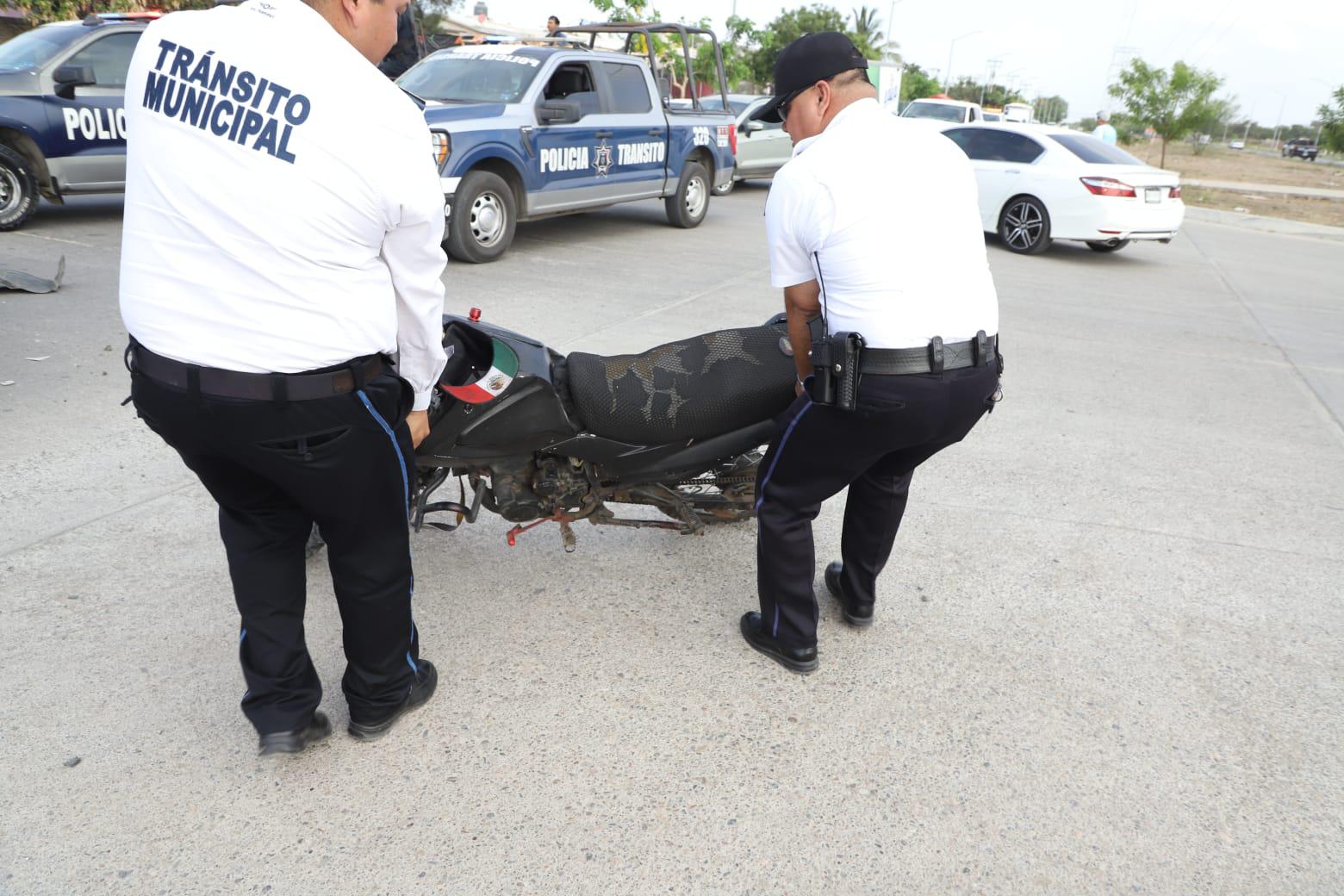 $!Chocan auto y moto en la Avenida Las Torres en Mazatlán; un lesionado