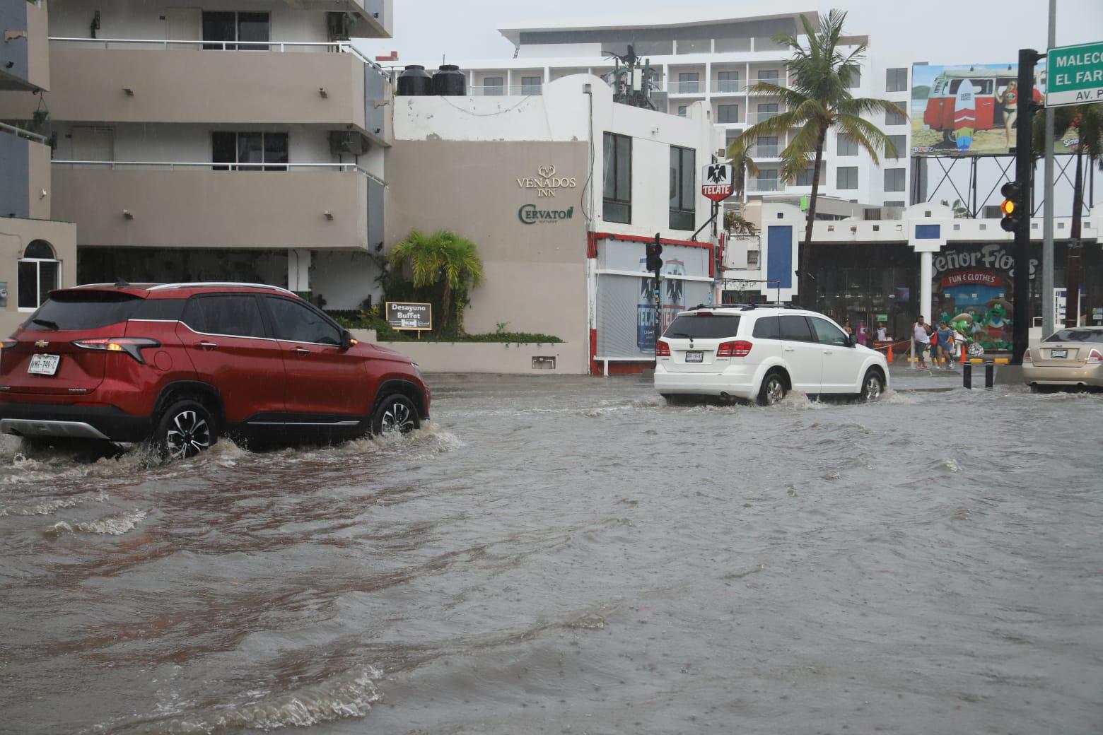 $!Fuertes inundaciones provocan caos vial y cierre de avenidas en Mazatlán