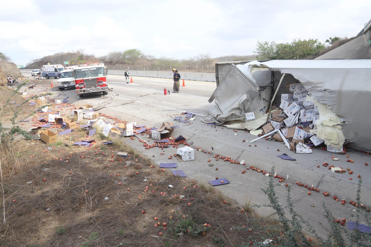 $!Tráiler cargado de manzanas vuelca en Libramiento Mazatlán