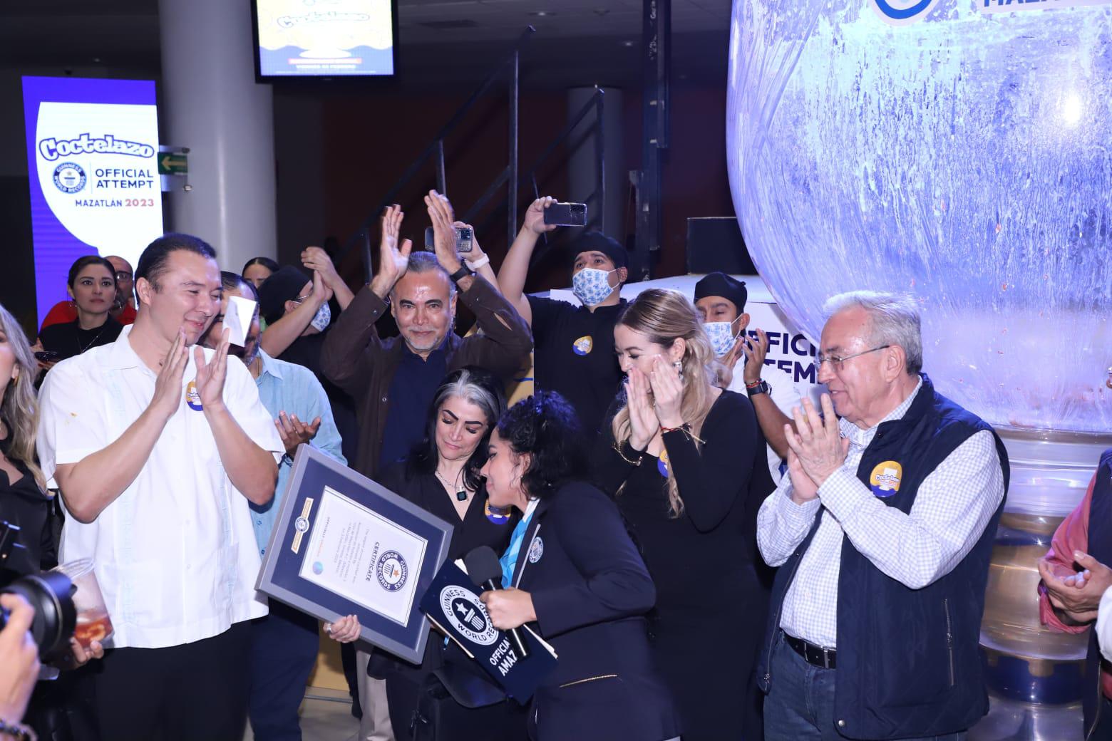 $!Mazatlán consigue el Récord Guinness del cóctel de camarón más grande del mundo