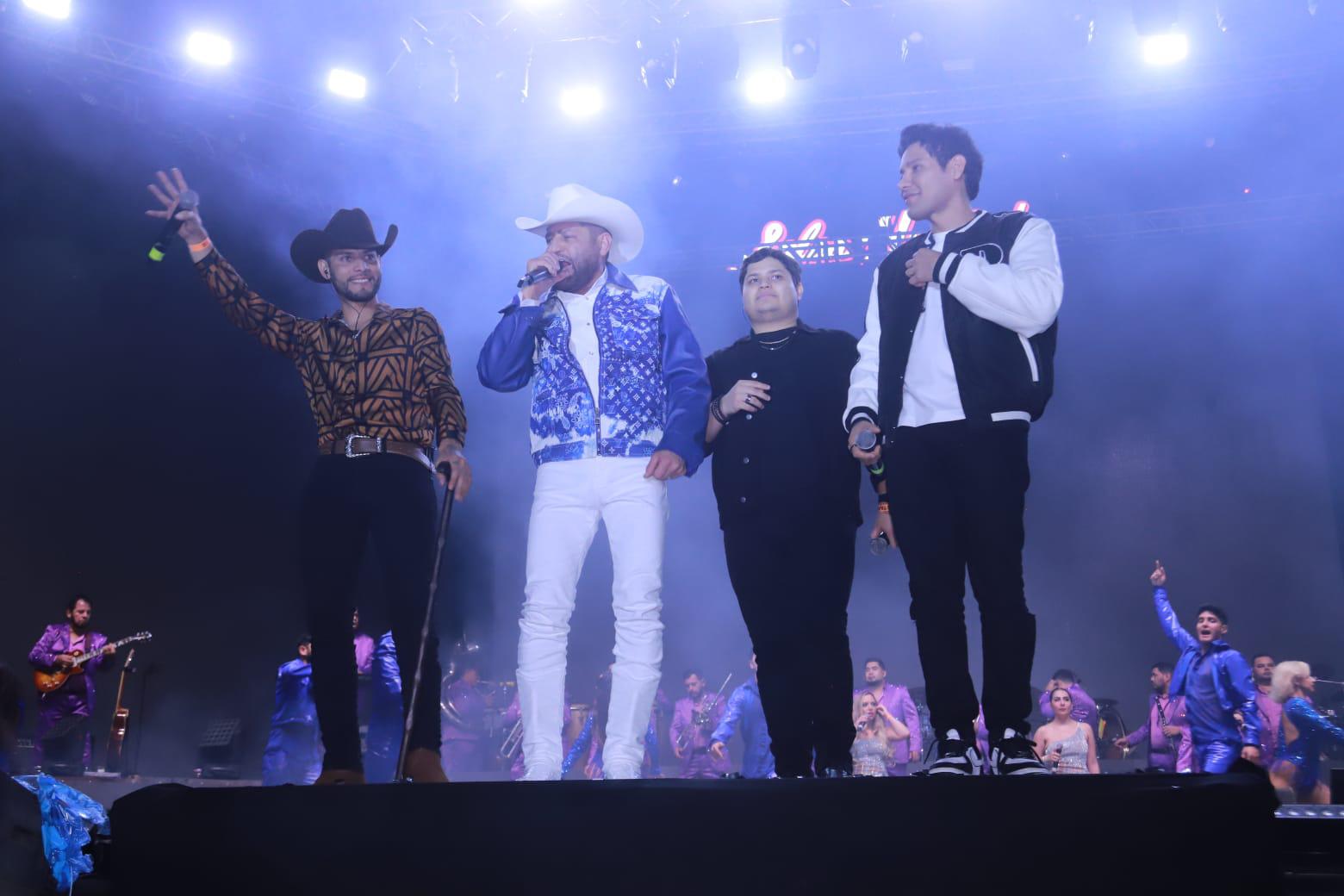 $!Con gran sentimiento cantó Pancho Barraza junto a sus hijos.