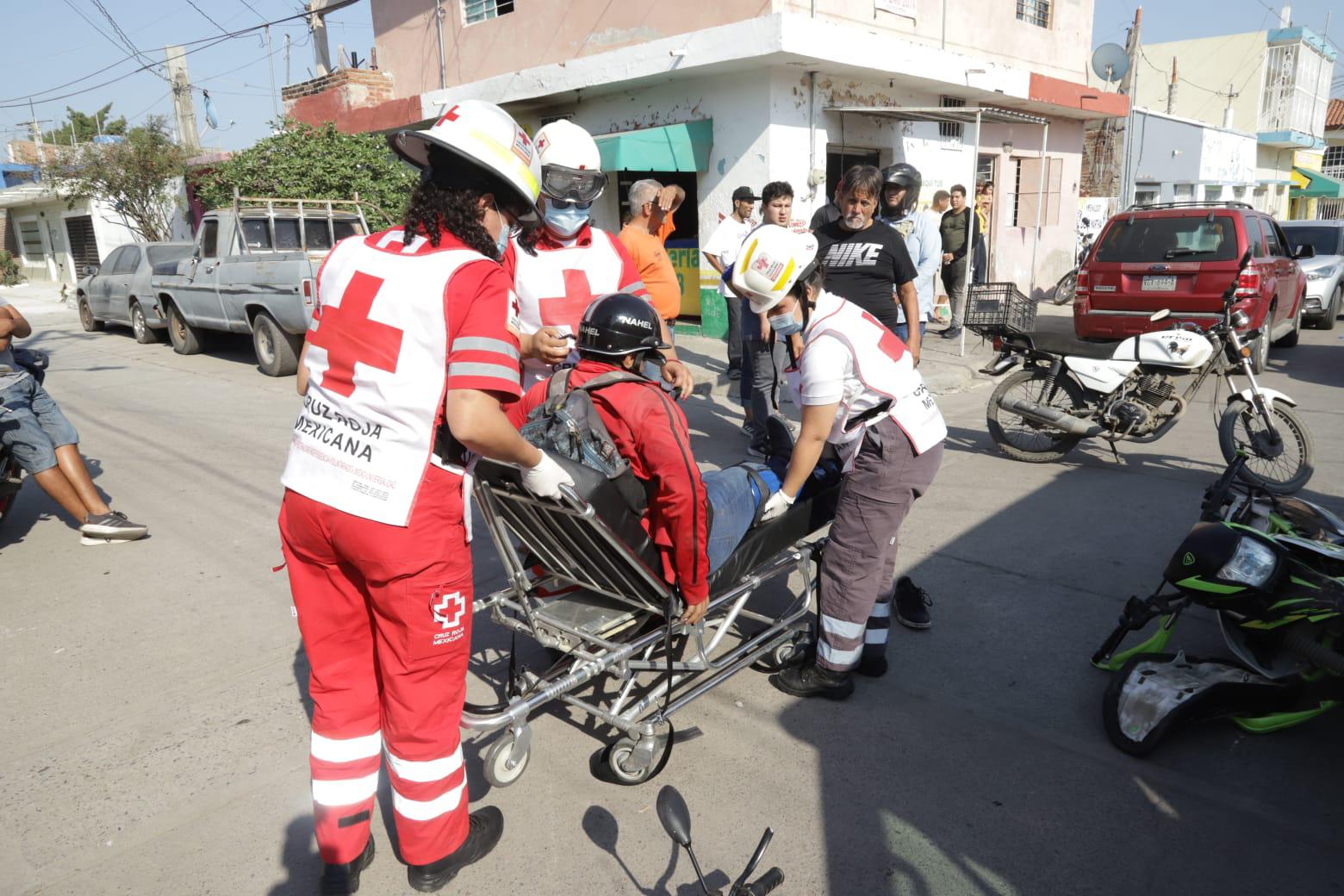 $!Choque entre scooter y motocicleta deja 3 lesionados en Mazatlán