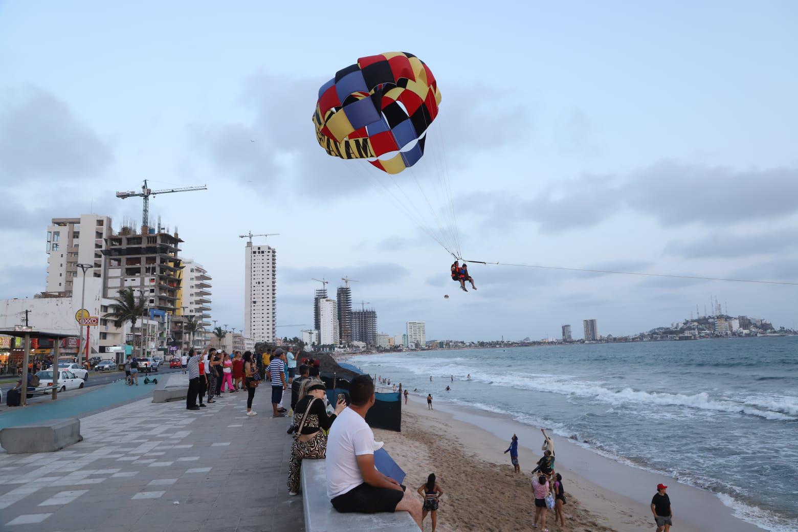 $!Fuertes vientos complican operación de ‘parachutes’ en Mazatlán