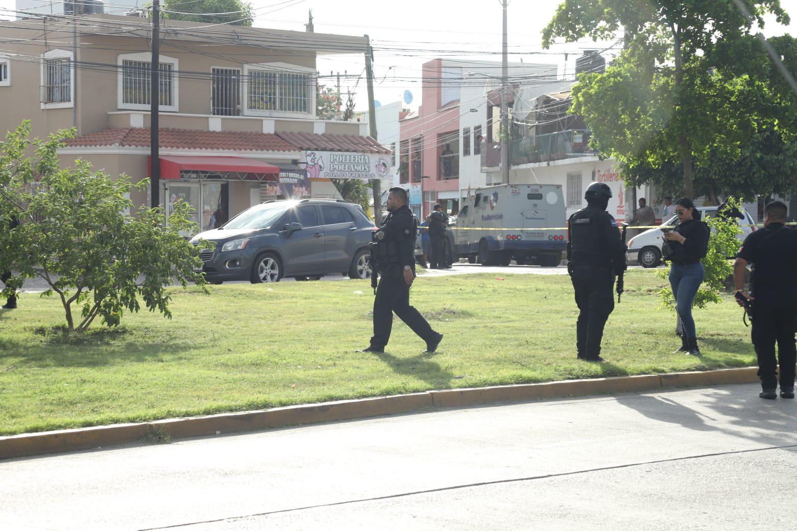 $!Asesinan a balazos a policía municipal cuando conducía en una camioneta en Mazatlán