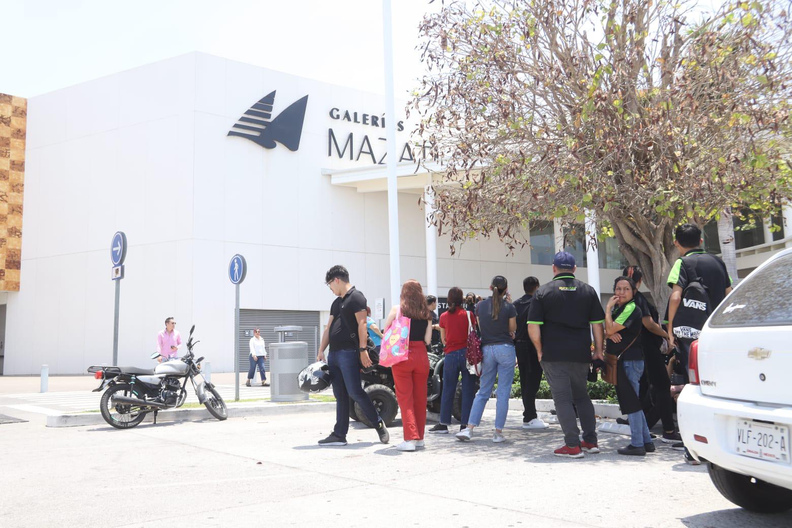 $!Evacuan Galerías Mazatlán tras incendio en área de comida