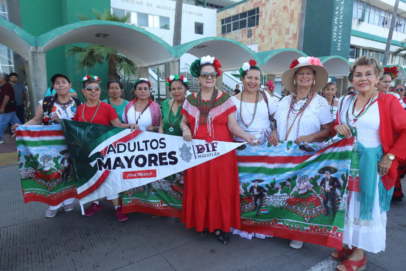 $!El grupo de Danzón del DIF se tomó la fotografía del recuerdo.